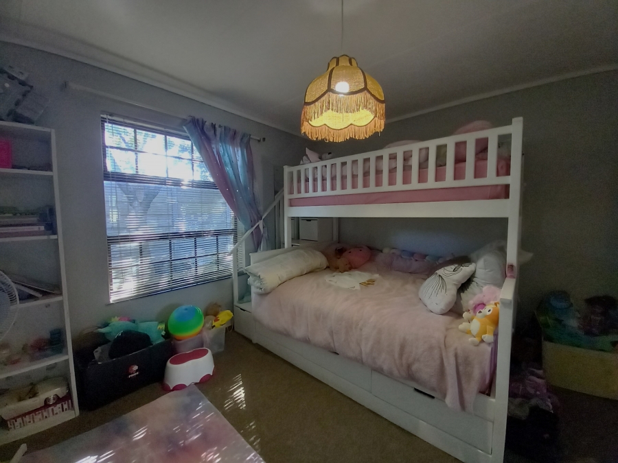 To Let 4 Bedroom Property for Rent in Rouxville Western Cape